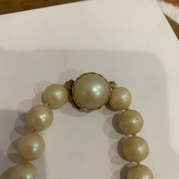Vintage Faux pearl necklace. - Picture 6 of 9